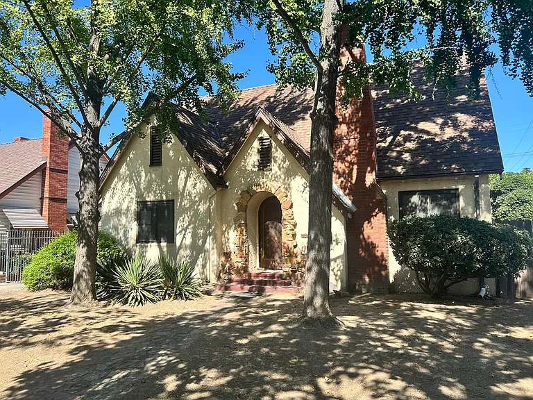 225 Sunset Blvd — Photo 2