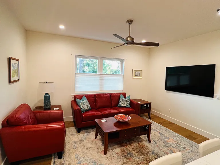 2741 Temple St — Photo 16