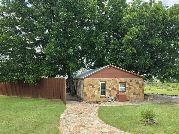 205 Lake Point Rd, Comanche, TX 76442