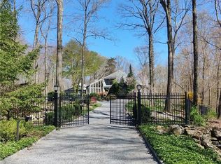 101 Eastwoods Rd, Pound Ridge, NY 10576