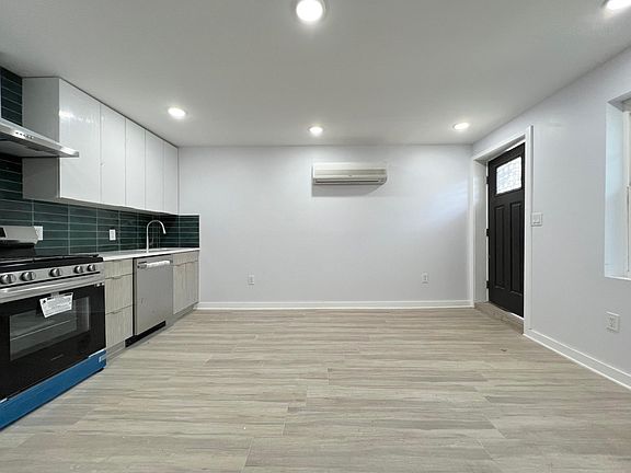 4th image of 153 Van Horne St Floor 1