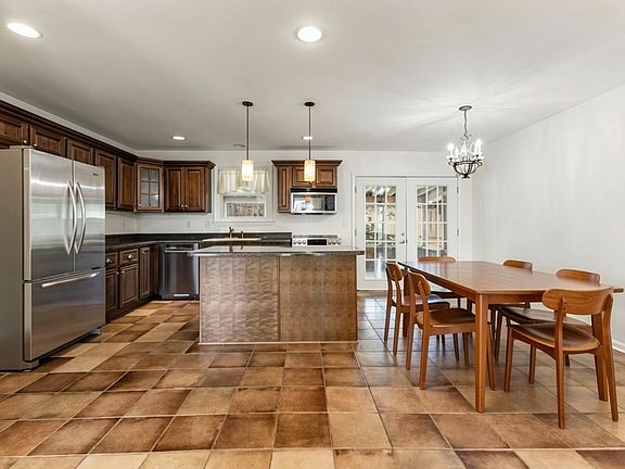 3rd image of 504 Colice Jeanne Rd