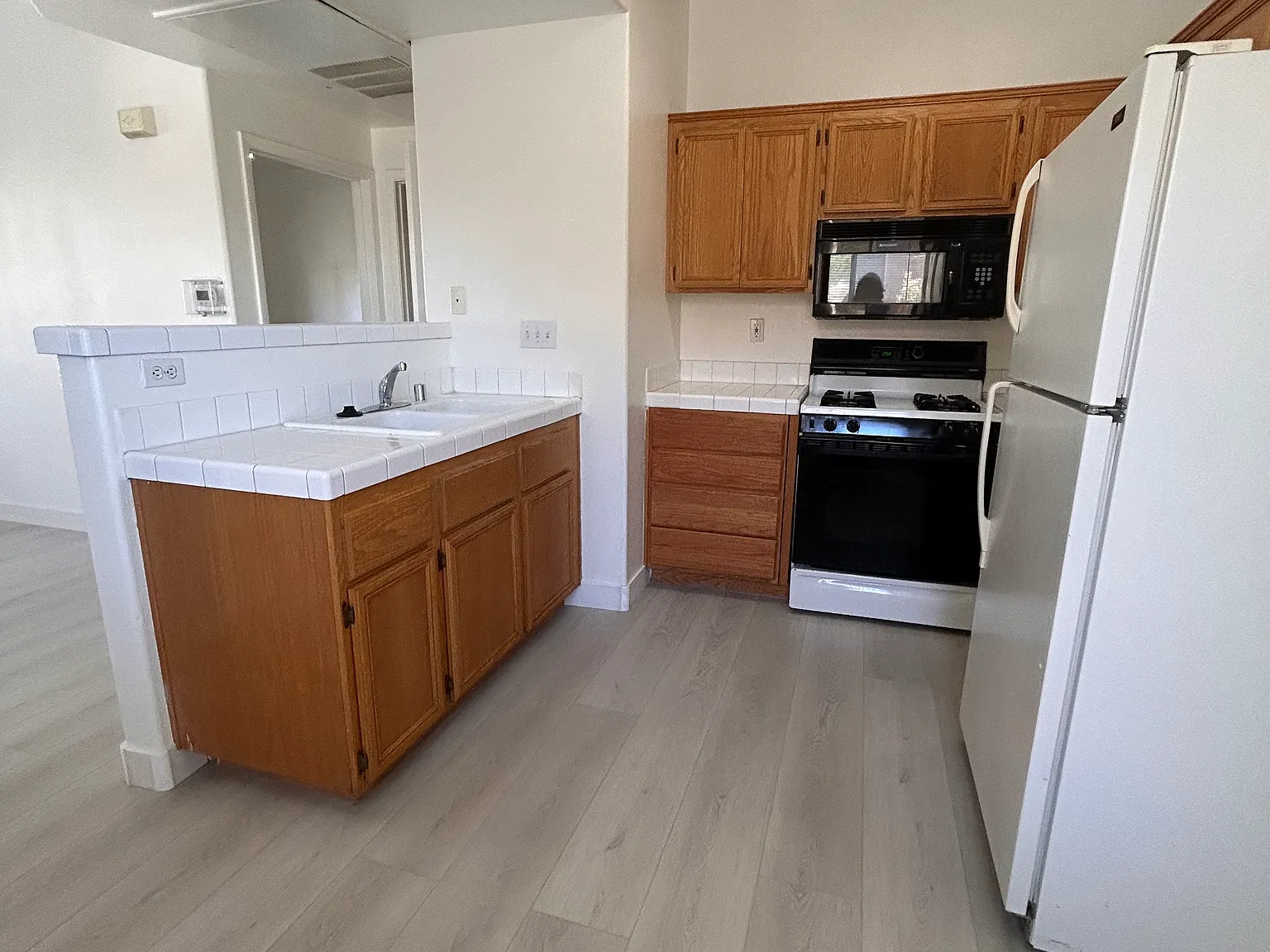 2110 Los Feliz St — Photo 3