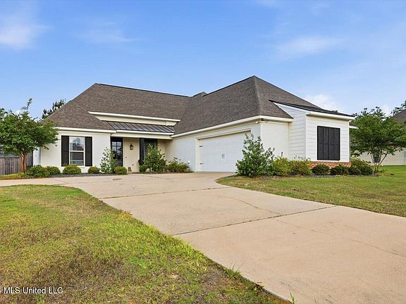 2nd image of 221 Ironwood Pl