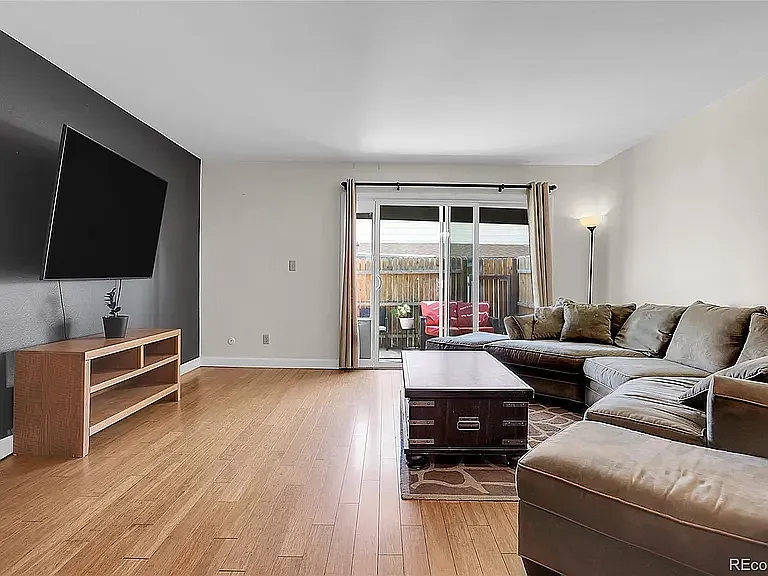 2 bed, 1094 sqft, $1,900 — Photo 3