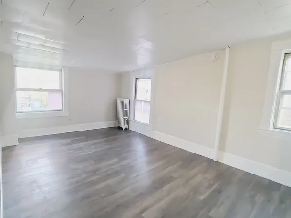 76 Pearsall Avenue image 4 of 5