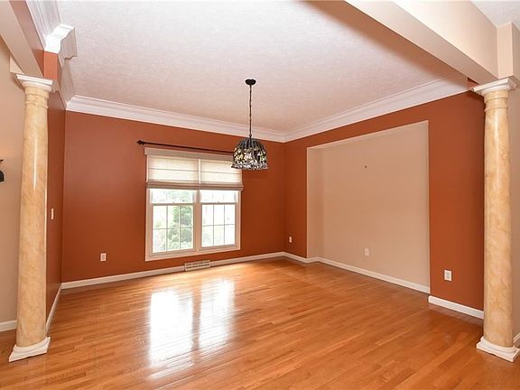 4th image of 465 Moorewood Ave