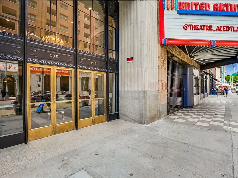 939 S Broadway — Photo 70