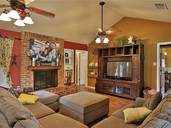 3rd image of 1509 N Pioneer Dr