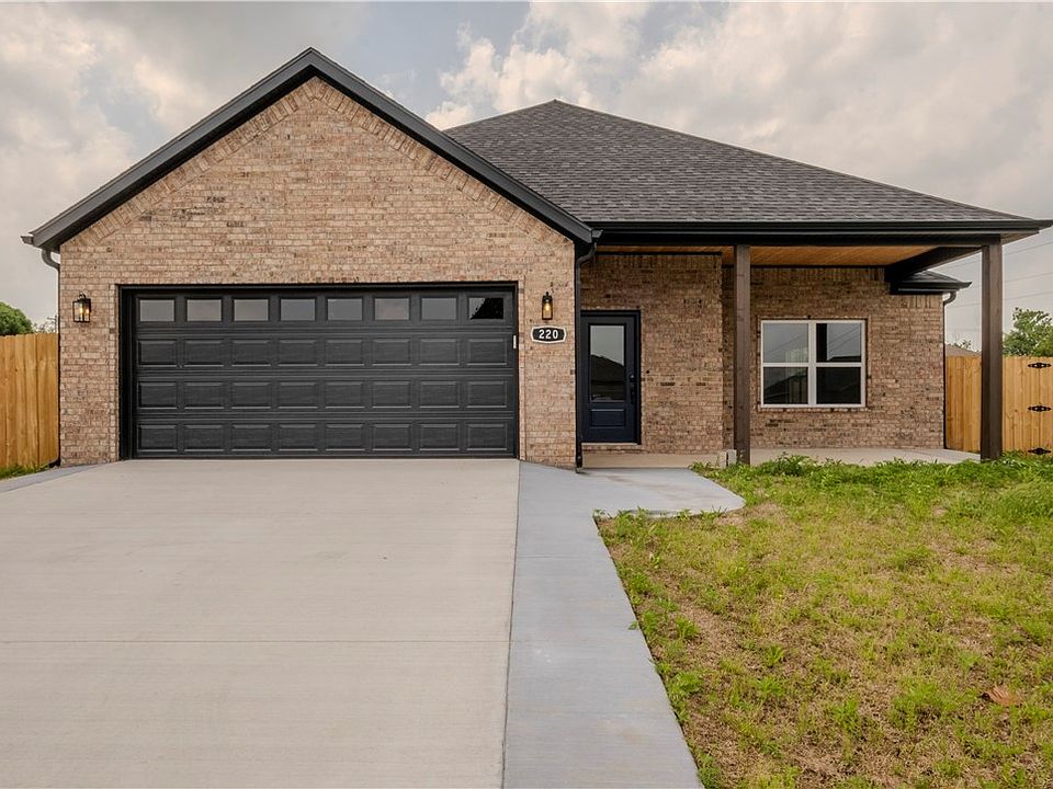 1st image of 220 Willow Dr