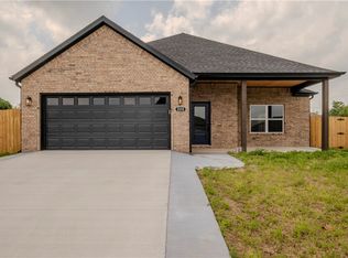 220 Willow Dr, Centerton, AR 72719
