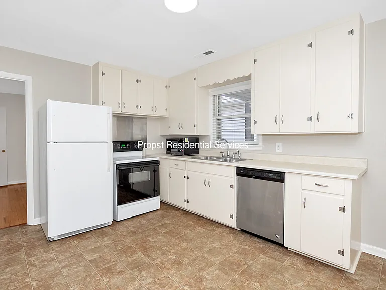 823 Stanhope Dr NE — Photo 12