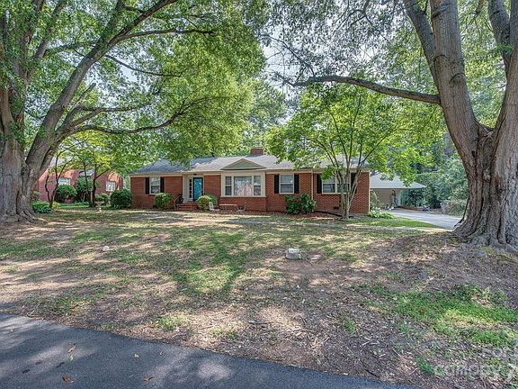 2nd image of 506 Hawthorne Ln