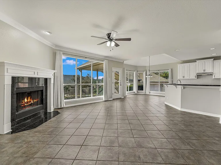 10802 Hastings Ln — Photo 5