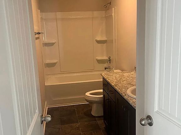 3rd image of 627 Fairview Cir