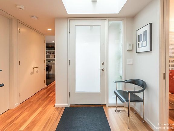3rd image of 1058 Scott Pl