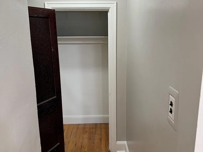 Frances Apartments — Photo 11