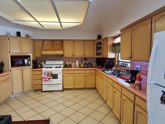 3rd image of 411 Melendez St