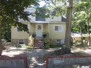 2 Woodlawn Rd, Rocky Point, NY 11778