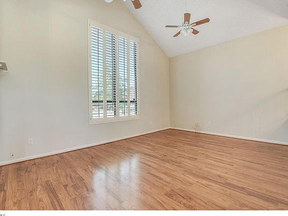 4th image of 208 E Wood Dr