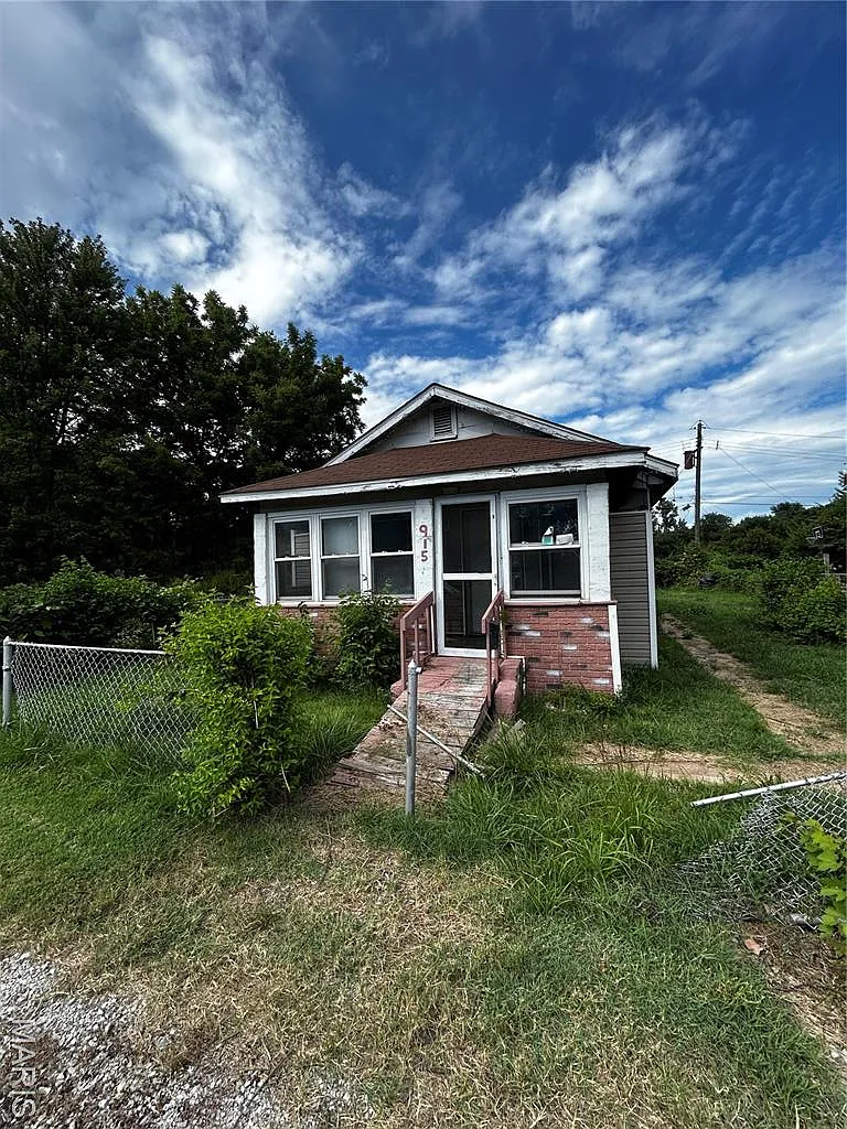 915 Sycamore St photo 1