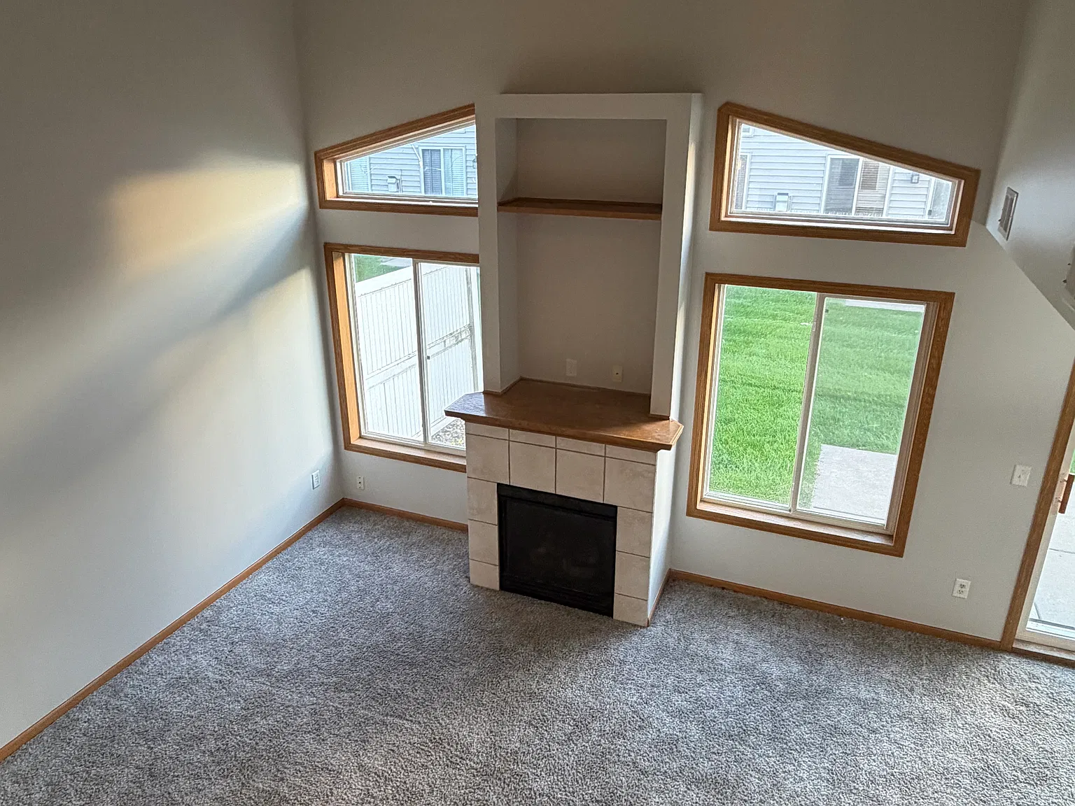 3 bed, 1404 sqft, $1,900 — Photo 2