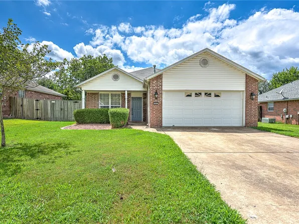 895 S Liberty Dr, Fayetteville, AR 72701