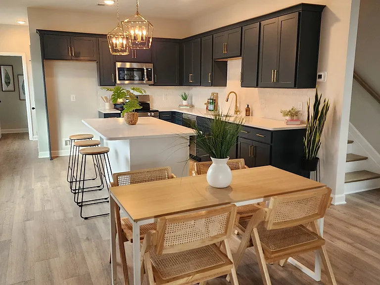 416 Queen Ln — Photo 4