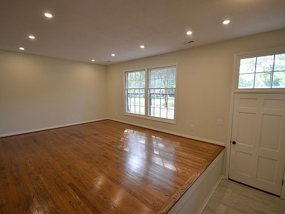 5th image of 206 Horseshoe Dr