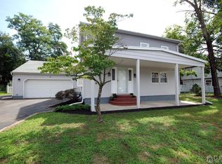 2 Avenue A, Helmetta, NJ 08828