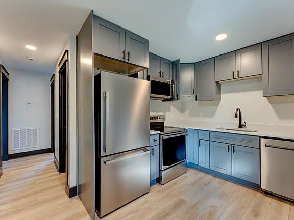 3rd image of 2428 Belvedere Ave #8