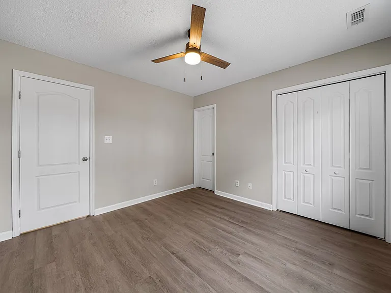 Cambridge Apartments — Photo 16