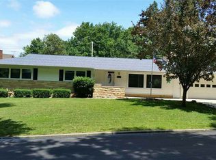 105 Derbyshire Rd, Waterloo, IA 50701