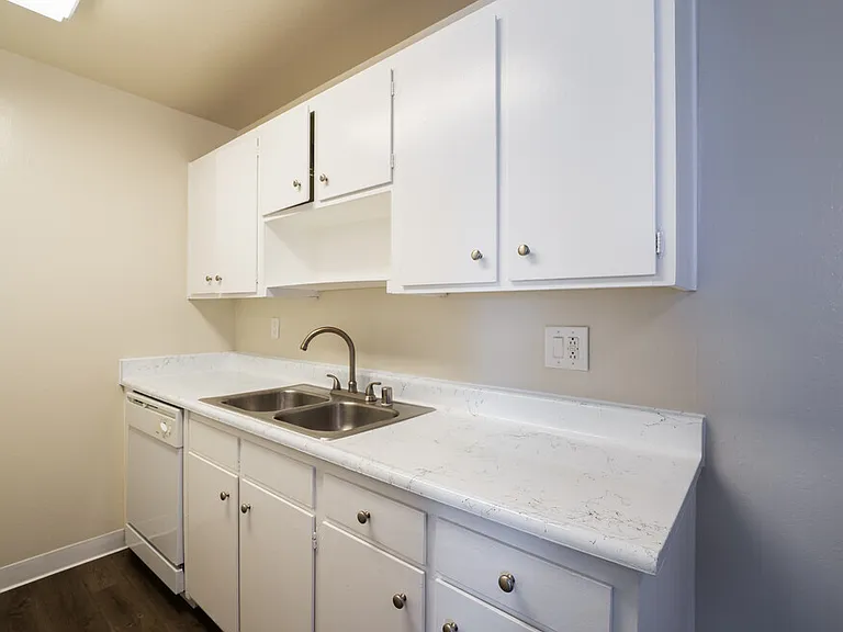 Kingston Place Apartments — Photo 16