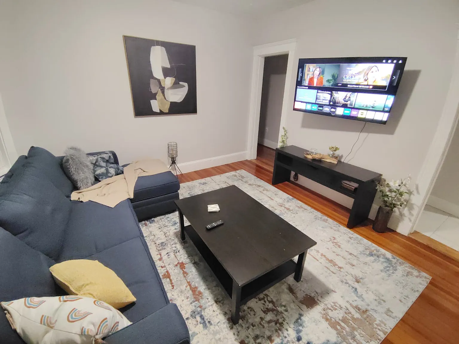 3 bed, 1100 sqft, $3,850 — Photo 2