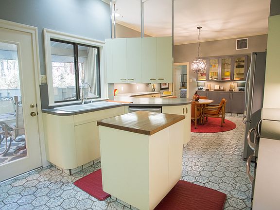 5th image of 2403 Parkway Dr