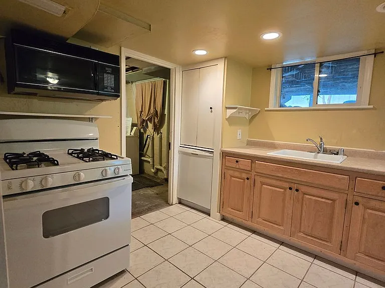 2419 Ash St — Photo 10