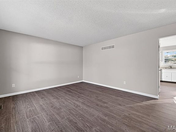 5th image of 85 Atwater Dr