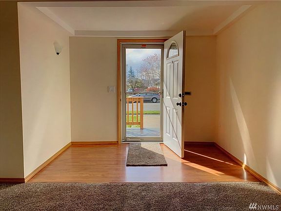 Entry way to the living room.