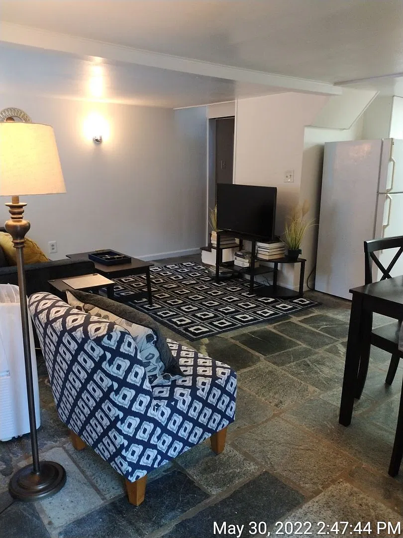 Backs up to the UVA south lawn section of campus 1 bdrm 1 bath 514 Valley Rd B Fully Furnished In... — Photo 2