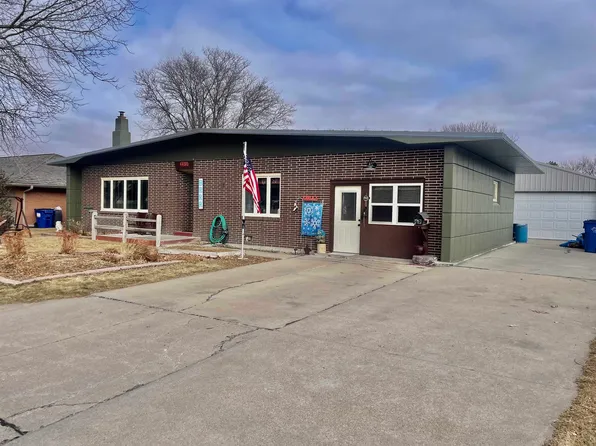 2319 Grand Crescent Dr, Gothenburg, NE 69138