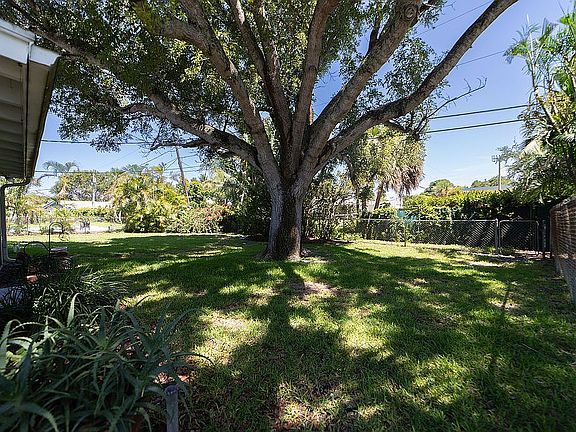 5th image of 72 Camelia Cir
