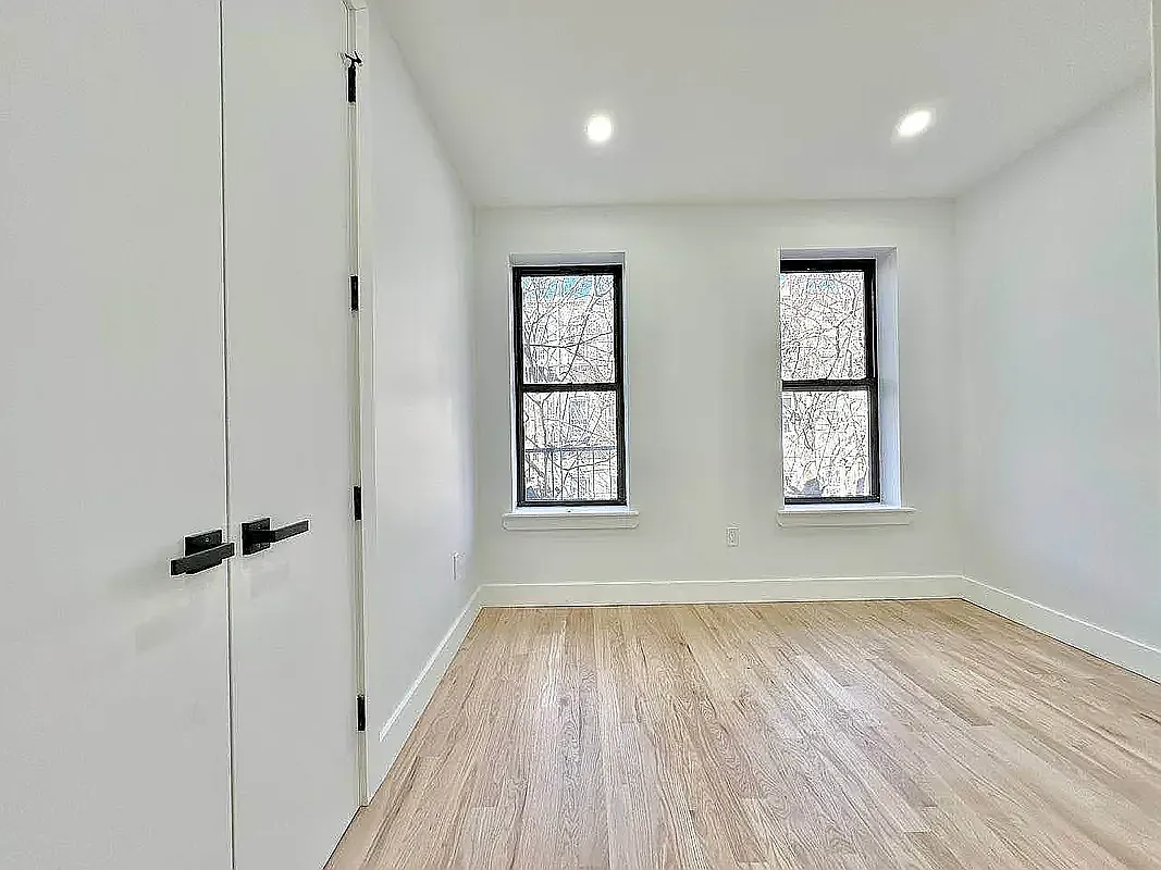 Building Photo - 860 Hart St #1E