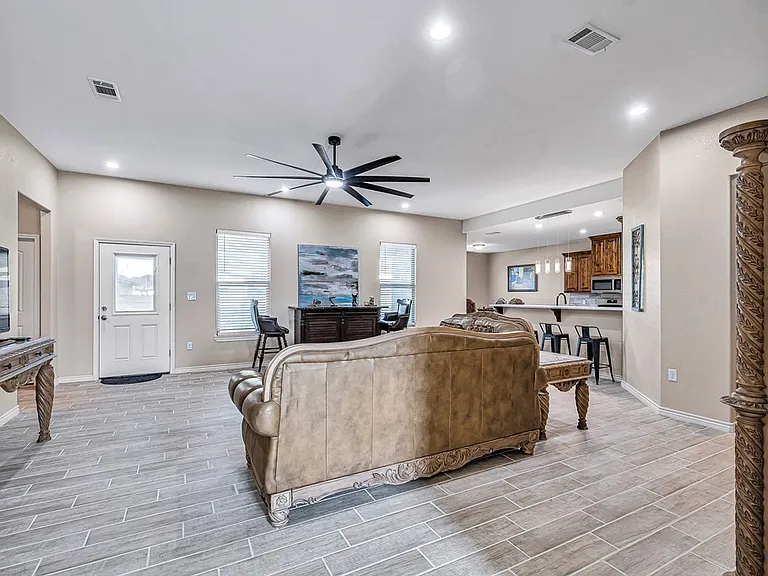 1100 Osprey Dr — Photo 4