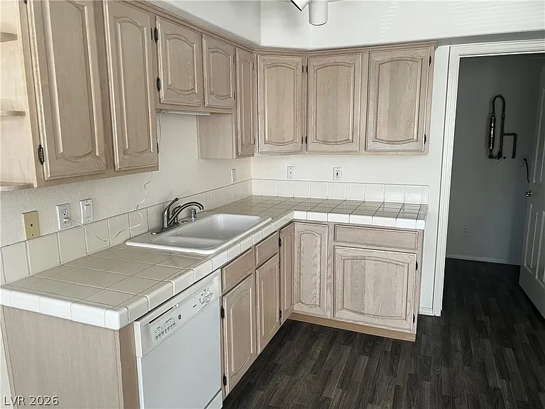 701 Capri Dr #11B — Photo 12