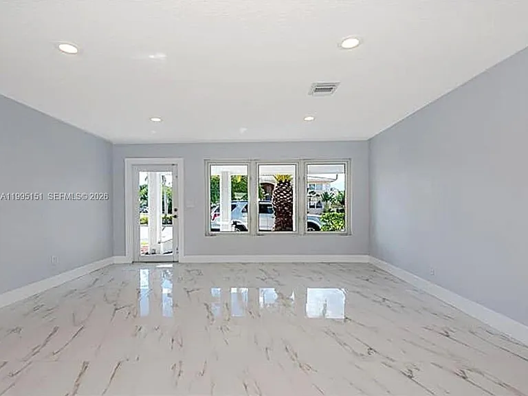 5770 NE 18th Ave — Photo 4