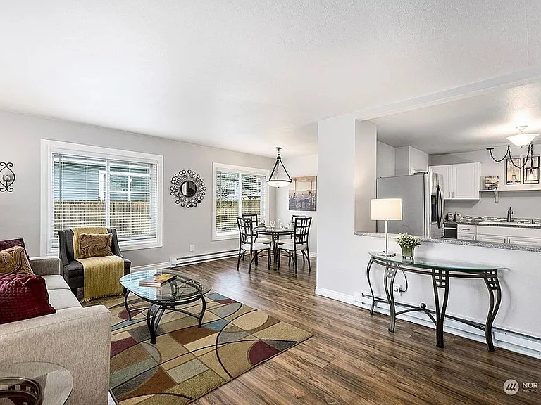 2127 S Ainsworth Ave — Photo 1