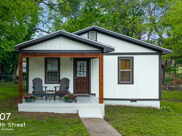 307 W 5th St, Grove, OK 74344