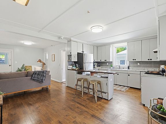 2nd image of 184 Ocean Ave W APT 1