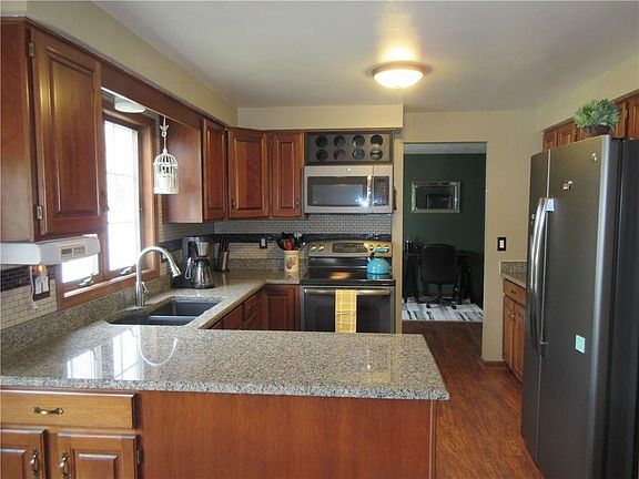 3rd image of 31 Parnell Dr